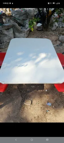 Mesa de madeira com 4 cadeiras acopladas