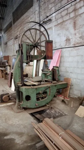 Serra Fita Industrial com mesa em ferro fundido, com volante e com rolamento. Produzido po
