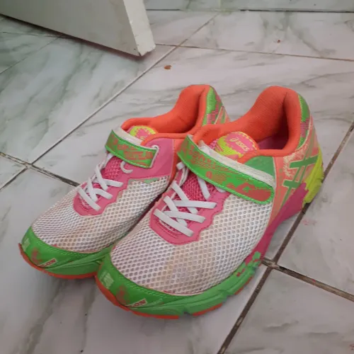 Tenis semi novo colorido Tamanho 34 presente ideal do dia das crianças perfeito para look