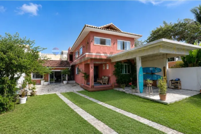 À Venda: Oportunidade de Investimento! 2 Casas + 2 Apartamentos à 100 m da Praia de Tucuns
