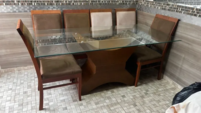 Mesa de vidro com 6 cadeiras impermeabilizadas