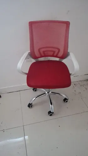 Cadeira de Escritório Giratória Vermelha com Encosto em Tela (Muito Conservada)
