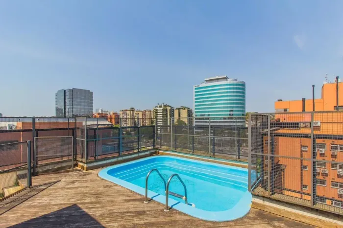 Cobertura com piscina e vista para o Iguatemi