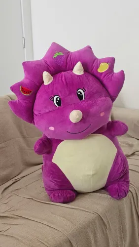 Dinossauro de Pelúcia Triceratops Roxo C/ Frutinhas 75cm