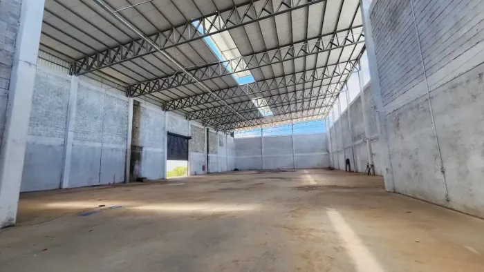 Alugo galpão / barracão comercial com aprox.1.293m² na região do Distrito Industrial em Cu