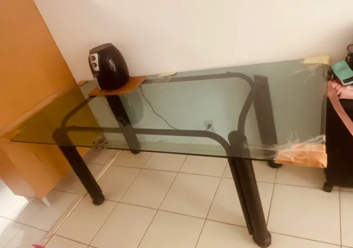 Mesa com vidro temperado,  pé de ferro