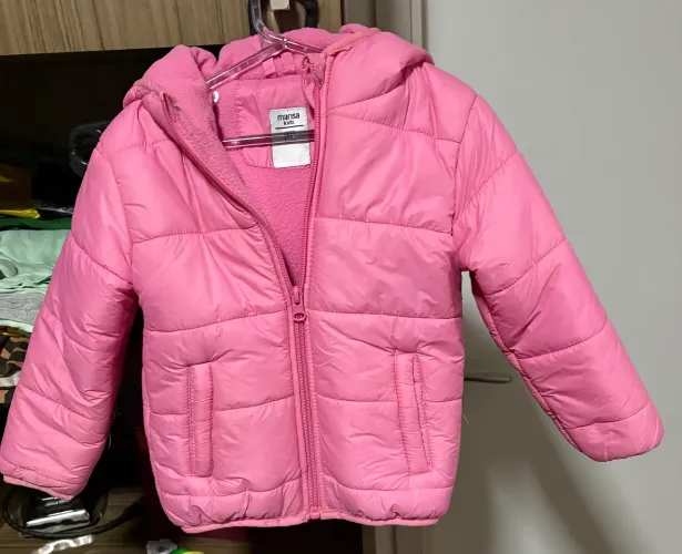 Vendo casaco puffer de frio infantil rosa tamanho 3 anos.