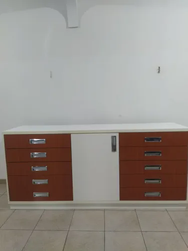 Cômoda grande. Aparador com gavetas.mesinha com gavetas e vidro blindex