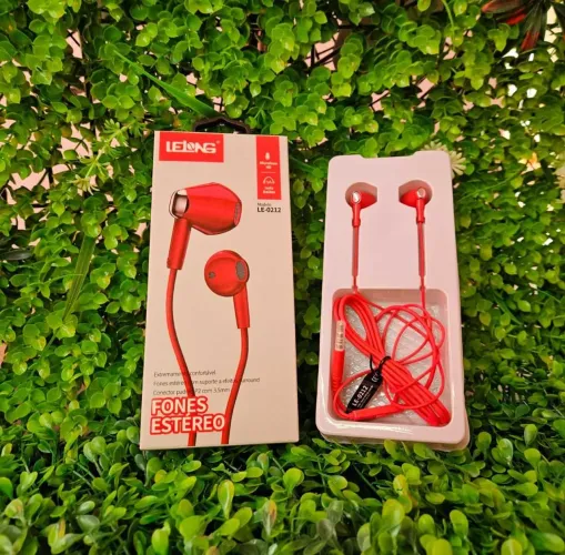 Fone de ouvido vermelho P2.