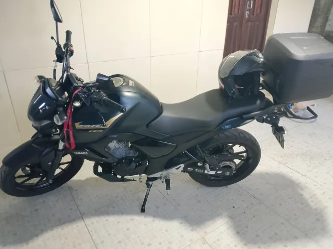 Moto fazer 150cl novíssima só usada para passeio apenas 2.000km rodados.