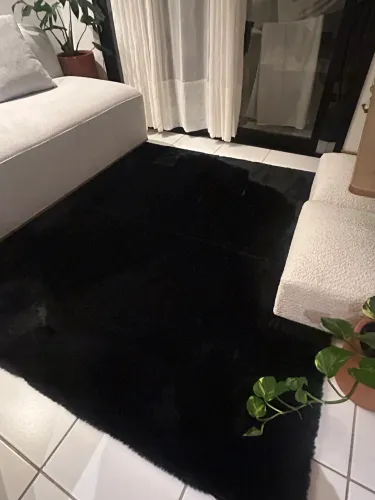 Tapete pelo de coelho macio na etiqueta