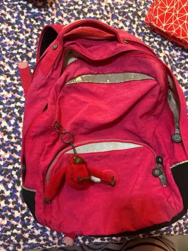 Vendo Mochila de Kipling original usada rosa com lugar pra notebook