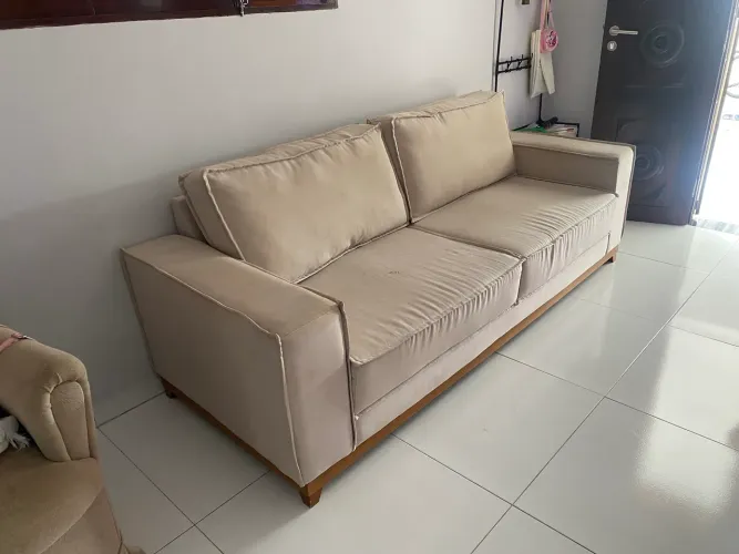Lindo sofá em linho com pés de madeira 