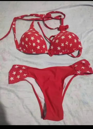 Biquíni vermelho com estrelinhas 