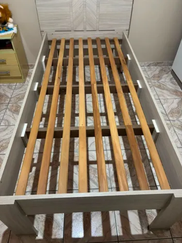 Vendo cama e colchão em ótimo estado de conservação, cama toda em MDF.
