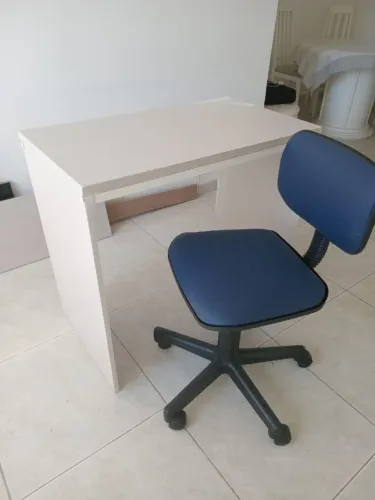 Escrivaninha com cadeira ( Retirada no local )
