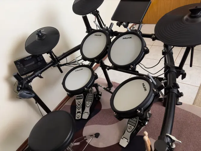 Bateria eletrônica NUX DM-210 com pedal duplo + acessórios