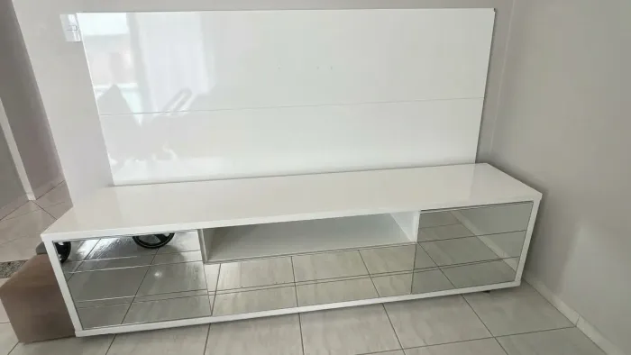 Rack espelhado com painel de tv