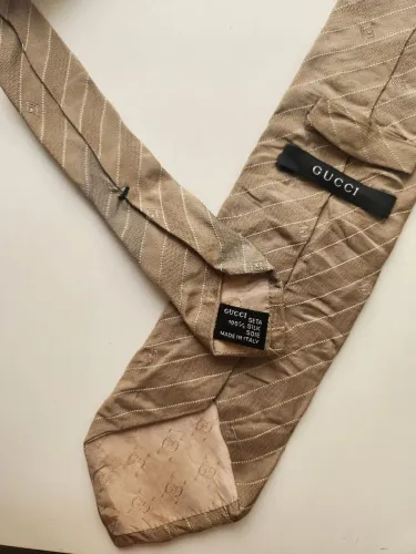 Gravata Gucci cinza claro monograma