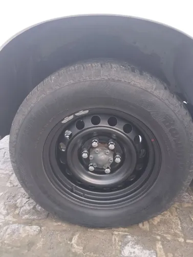 Roda de ferro aro 17 com pneus.