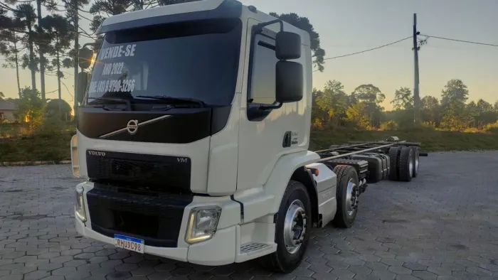 Volvo Vm 330 8x2 Bi truck 2022  Carroceria de frango ou no chassis 