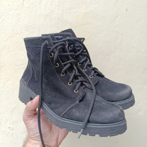 Botas de Cano Curto Em Camurça Preta Com Sola Tratorada Grossa 38