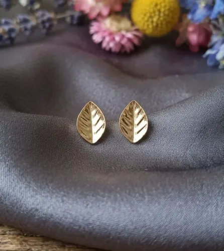Brinco Folha Minimalista Folheado a Ouro 18K