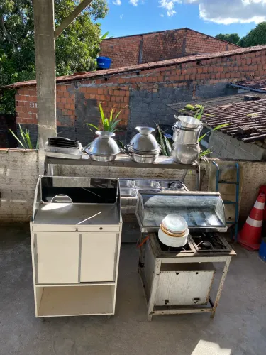 Para vender, coisas de cozinha, restaurante.