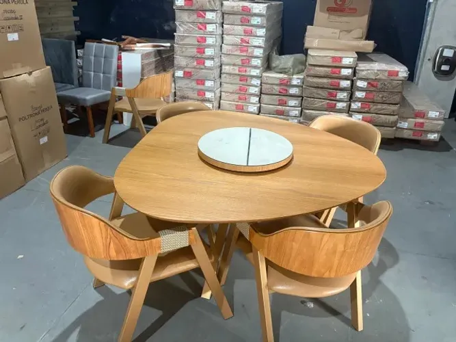 Mesa de Jantar com tampo organico e 4 cadeiras 1.35cm