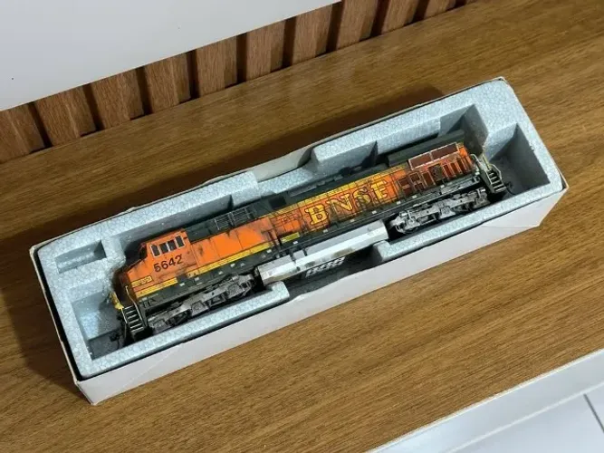 Locomotiva AC4400CW BNSF KATO (leia)