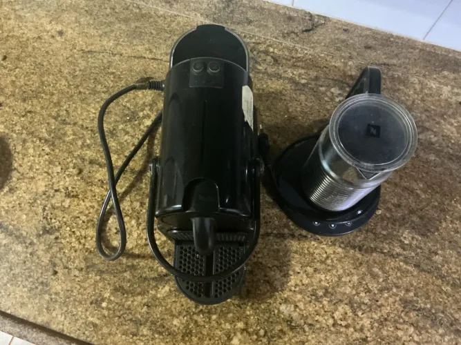 Cafeteira Nespresso com vaporizador de leite