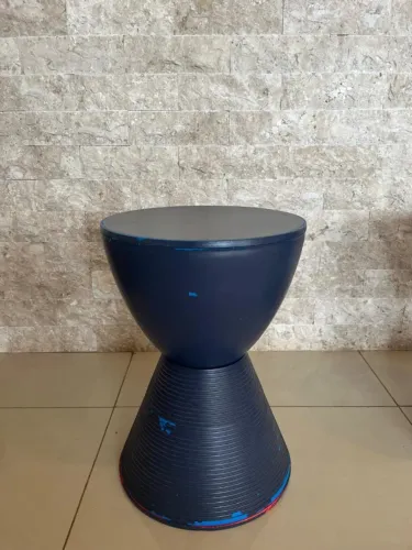Banco de Design Injetado em Formato Ampulheta - Estilo Pop Art e Versátil (04 un) 