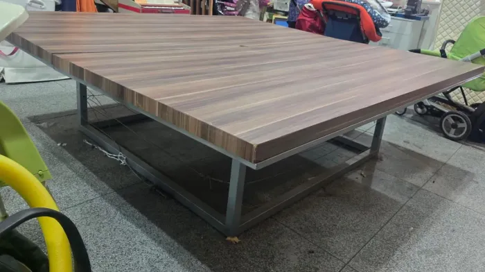 Mesa 2,50 x 2,50 ? base de ferro, tampo amadeirado