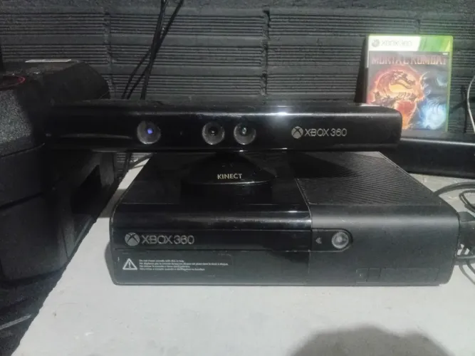 Vende-se xbox 360 completo com 2 jogos mortal kombat e assassinos creed 