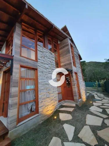 Casa de Condomínio com 110m² com 3 suites em Itaipava-RJ .