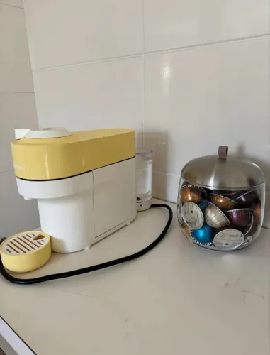 Cafeteira Nespresso Vertuo POP Amarelo Summer + Suporte de Cápsulas + 103 cápsulas