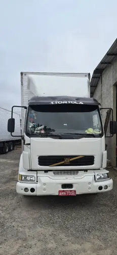 Vendo Volvo VM 240 ano 2004/2005 6x2, vendo no chassi, equipamento utilizado Baú