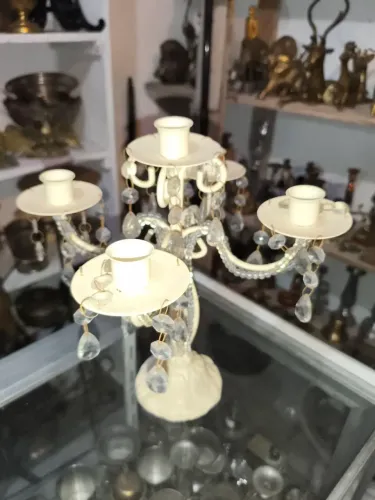 Candelabro de metal todo decorado antigo com cinco velas