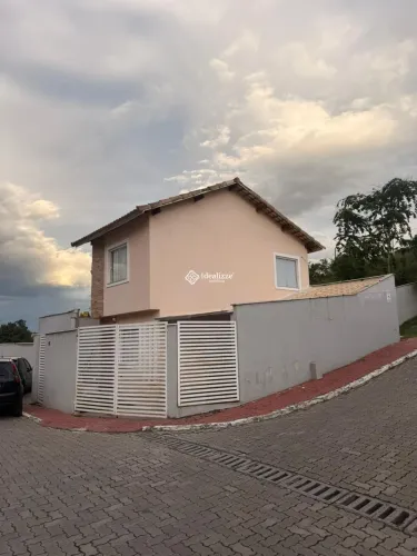 Casa com móveis planejados em condominio fechado no Belmonte em Volta Redonda / Rj
