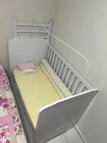 VENDE-SE BERÇO. BERÇO EM ÓTIMAS CONDIÇÕES QUE VIRA CAMINHA, ACOMPANHA BRINDES.