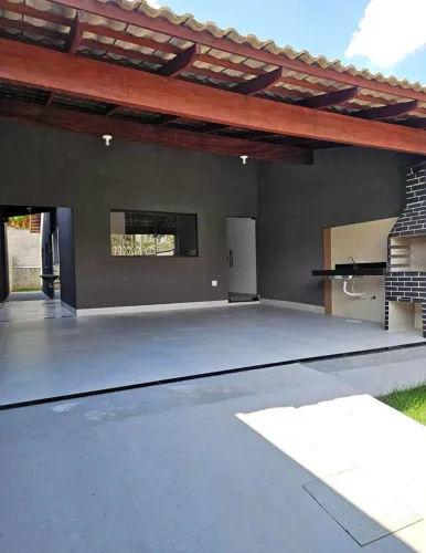 Vende-se casa na floresta