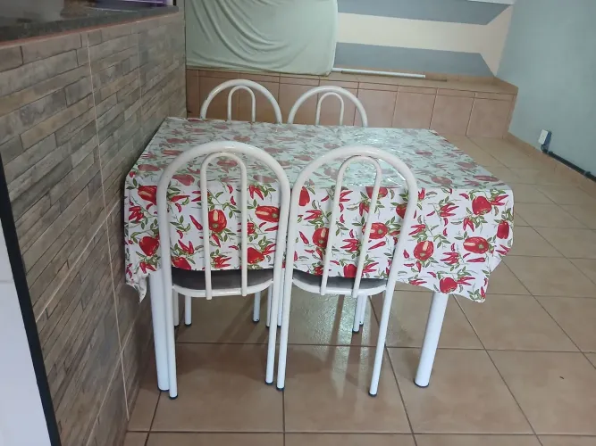 Mesa quadrada em pedra de mármore 4 lugares e 4 cadeira 