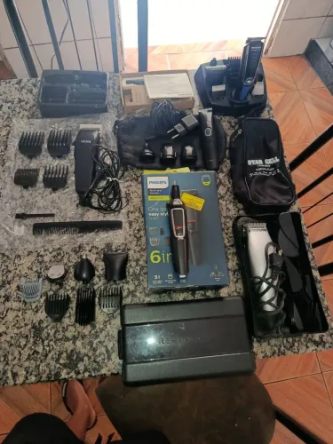 Várias máquinas de cabelo funcionando