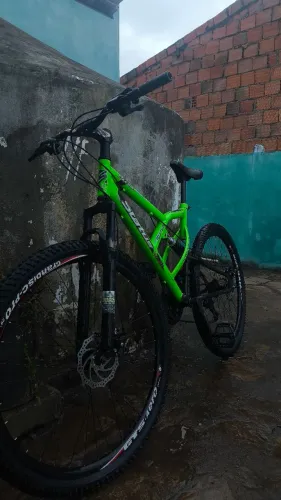 Vende-se bicicleta aro 29 com 7 marchas, discos com pneus da levorin novo