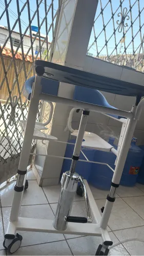 Vendo cadeira de transferência com rodas para banho