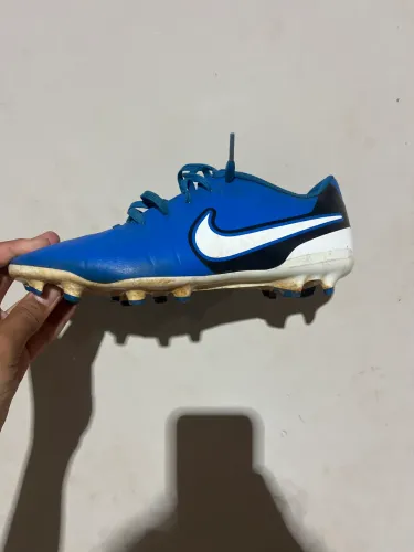 Vendo chuteira de campo tempo Nike azul com preto tamanho 38