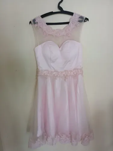 Vestido de festa rosa com detalhes em renda e pedrarias