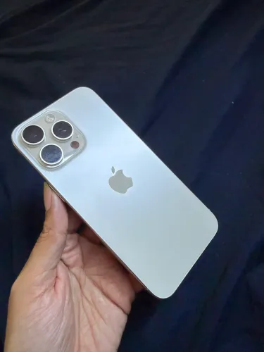 iPhone 15 pro max branco- 256gb - Detalhe na frontal