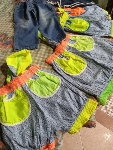 Lote de 50 peças de roupas infantil menina e menino variadas de tamanhos  
