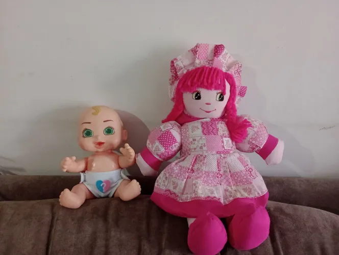 Duas bonecas usadas, menino "chá revelação", da Estrela, 20 cm e boneca de pano com 30cm.